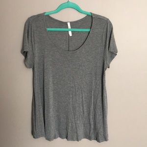 women’s grey tee